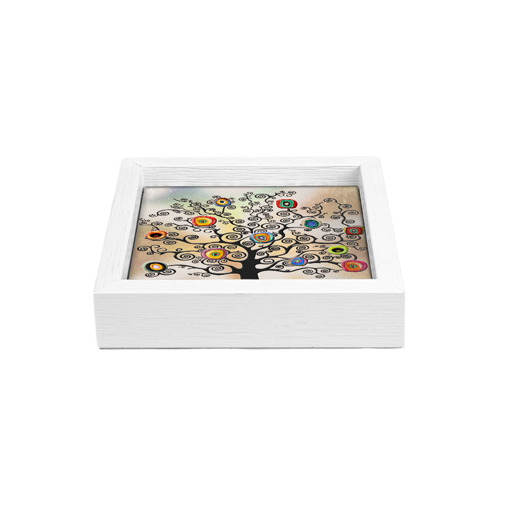 Svuotatasche bianco con albero decorativo a spirali nere e cerchi colorati su fondo sfumato, ispirato allo stile di Klimt.