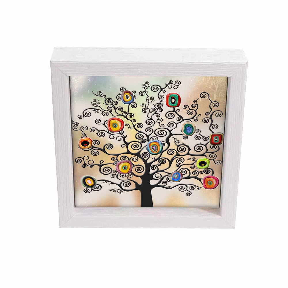 Svuotatasche bianco con decoro ad albero ornamentale con spirali e tocchi cromatici vivaci su fondo sfumato, vista frontale.