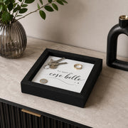 Svuotatasche 18x18 cm in ceramica con cornice in legno nero, ambientato su mobile moderno con chiavi, anello e moneta.