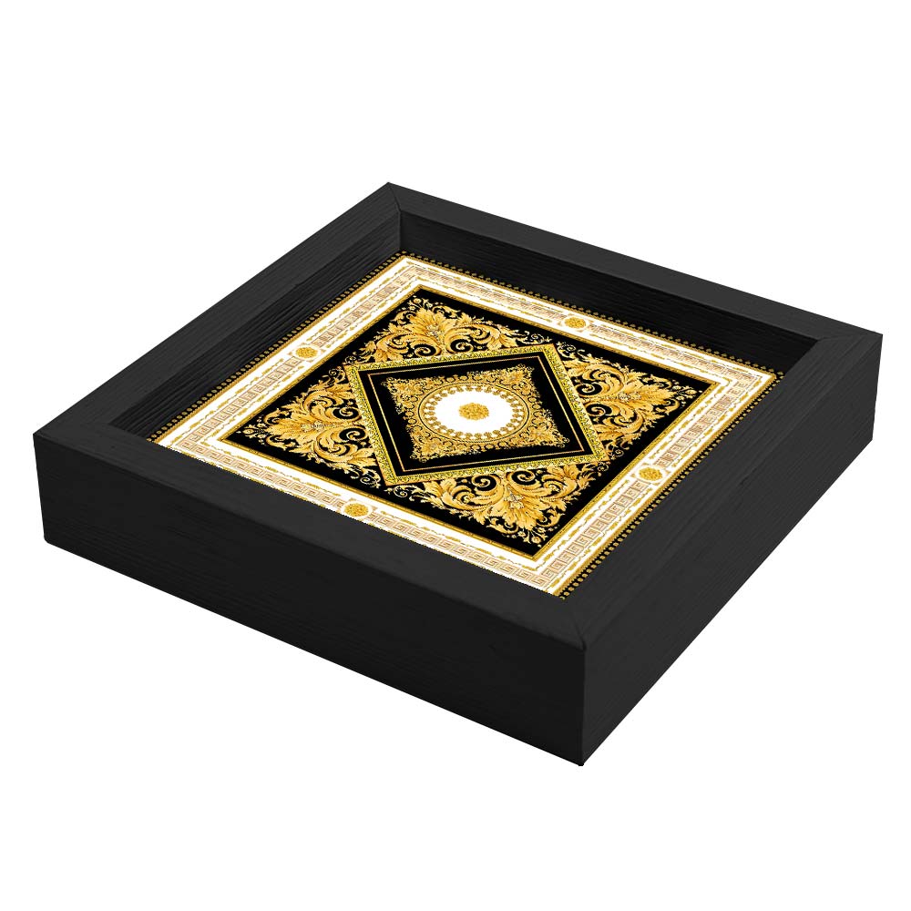 Svuotatasche nero con interno decorato in oro a motivi ricchi e floreali, contornato da dettagli greci e barocchi eleganti.