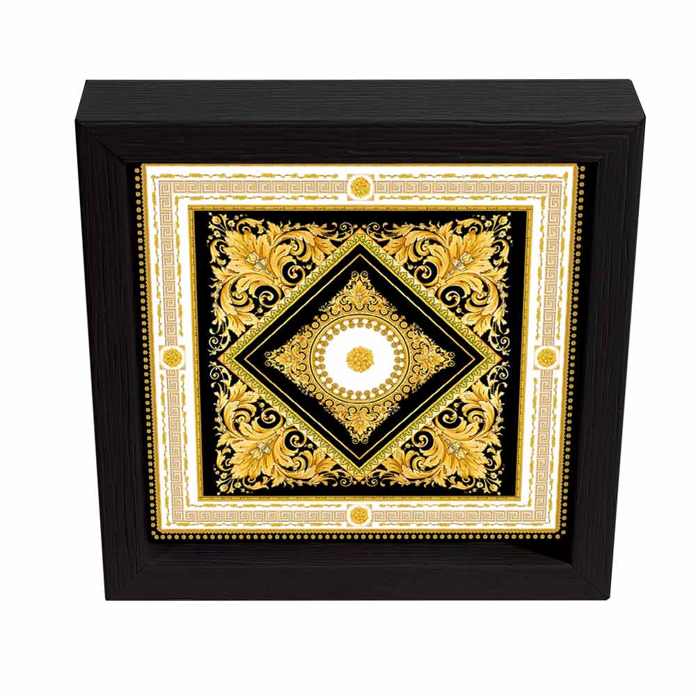 Svuotatasche quadrato nero con motivo centrale dorato circolare, contorni romboidali e decori ornamentali riccamente dorati.