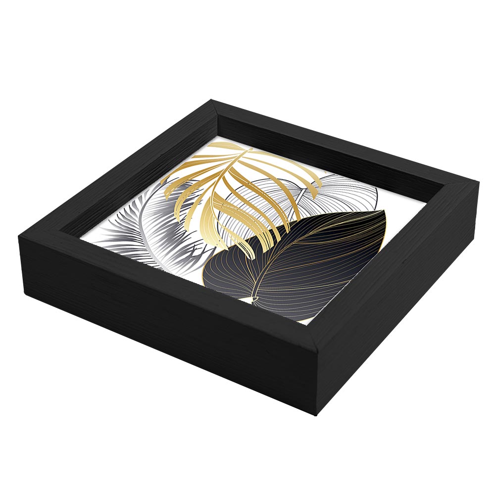 Svuotatasche in legno nero con interno decorato da foglie dorate, argentate e nere a linee sottili su sfondo chiaro.