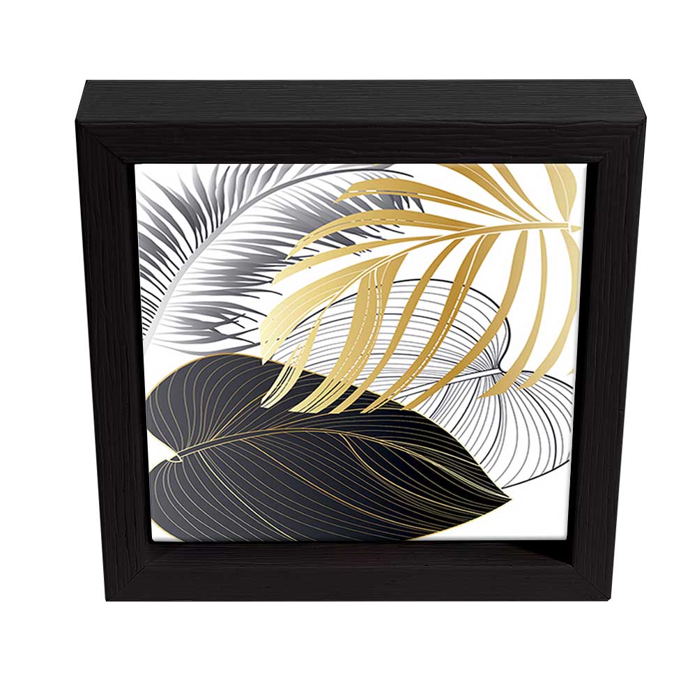 Svuotatasche quadrato nero con decorazione a foglie intrecciate in oro, nero e argento su fondo bianco luminoso.