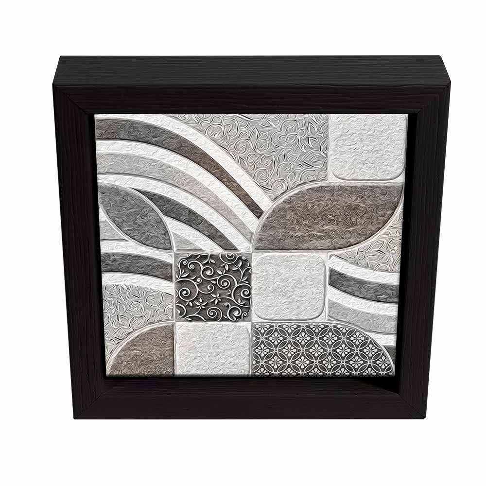 Svuotatasche quadrato nero decorato con motivi ondulati e riquadri incastonati dai dettagli ornamentali moderni.