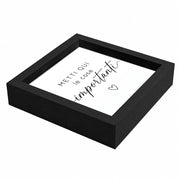 Svuotatasche in ceramica con cornice in legno nero, vista prospettica laterale, scritta “Metti qui le cose importanti” con cuore