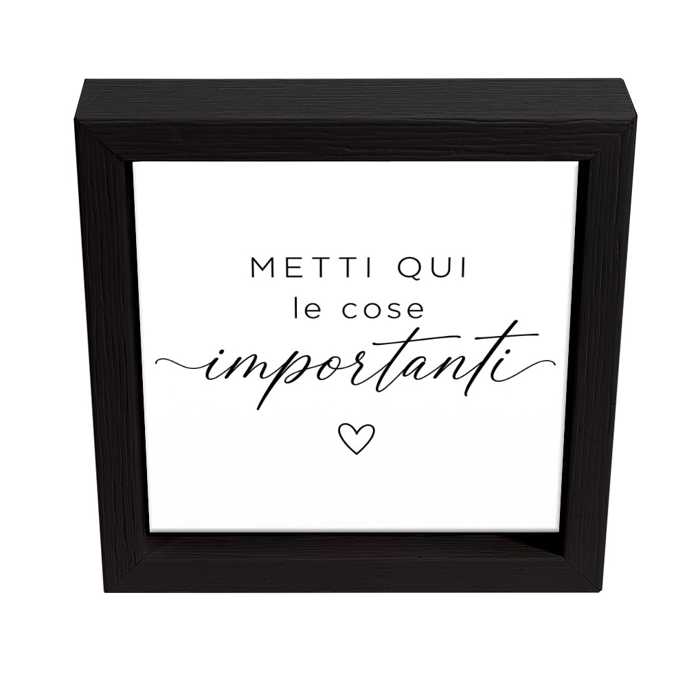 Svuotatasche in ceramica bianca con cornice nera in verticale, decoro “Metti qui le cose importanti” con piccolo cuore centrale