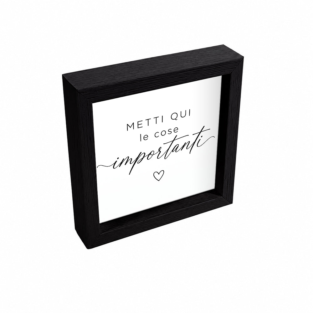 Svuotatasche in ceramica con cornice in legno nero, vista verticale laterale, frase “Metti qui le cose importanti” e cuore decorativo
