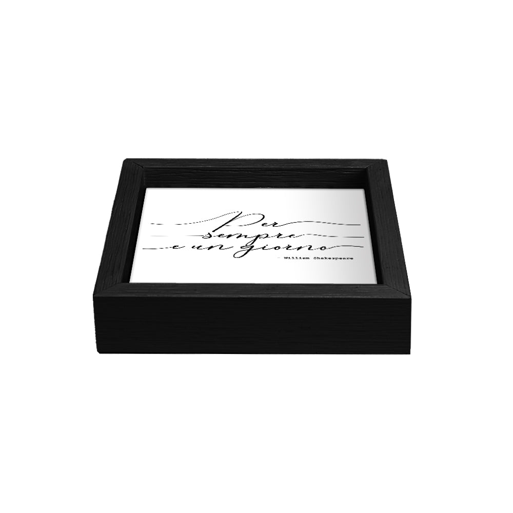 Svuotatasche nero con scritta elegante su fondo bianco: “Per sempre e un giorno” in corsivo nero, citazione di Shakespeare.