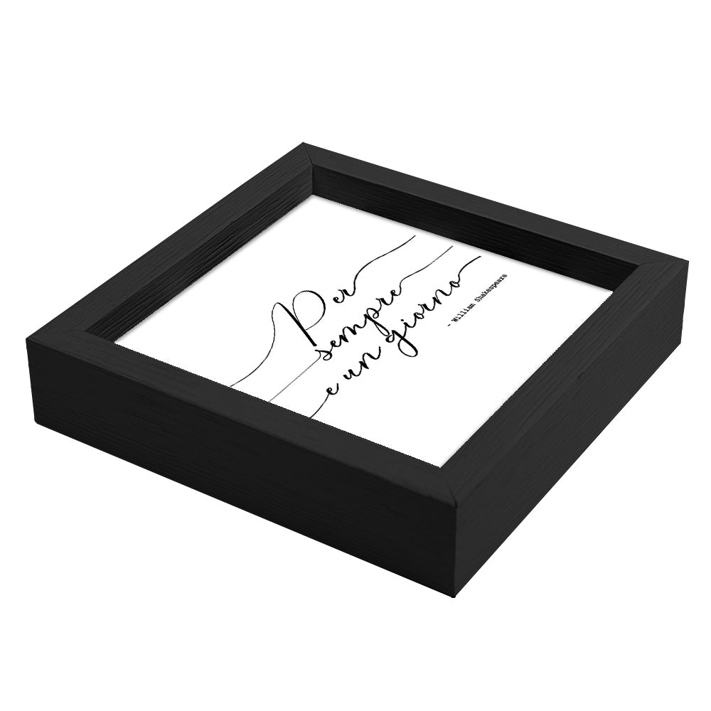 Svuotatasche in legno nero con base bianca e frase ispirazionale in corsivo nero con tratto grafico sinuoso.