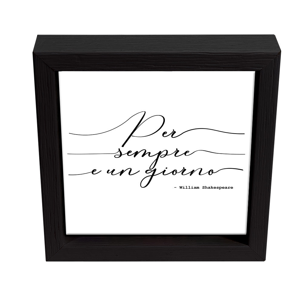 Svuotatasche nero quadrato con citazione poetica in carattere calligrafico nero su fondo bianco minimalista.