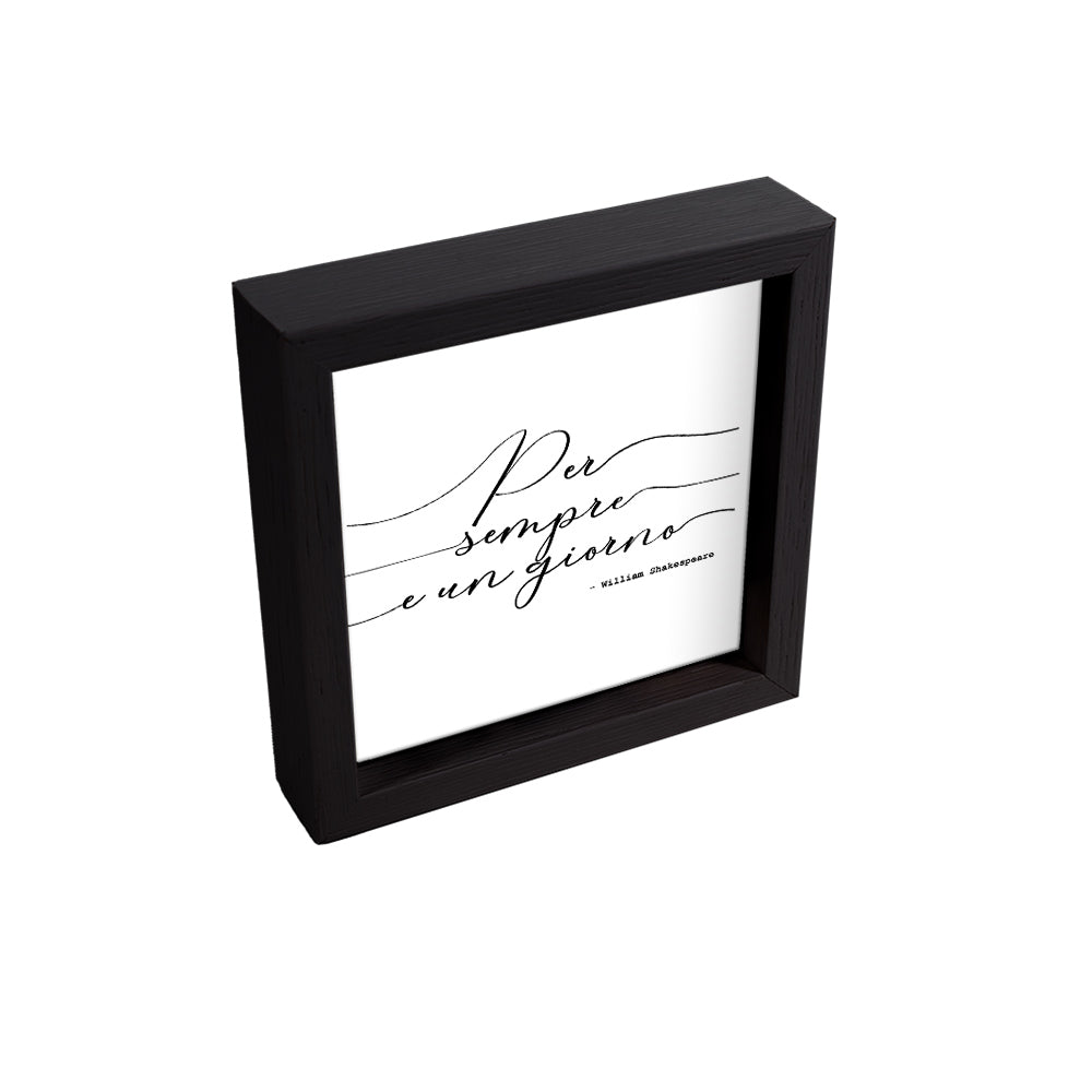 Svuotatasche nero dal design essenziale, con scritta decorativa “Per sempre e un giorno” in corsivo su sfondo bianco.