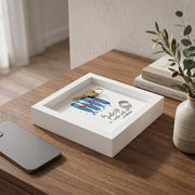 Svuotatasche in legno bianco con pesci blu e scritta "La felicità è reale solo se condivisa", con chiave e anello su scrivania in legno