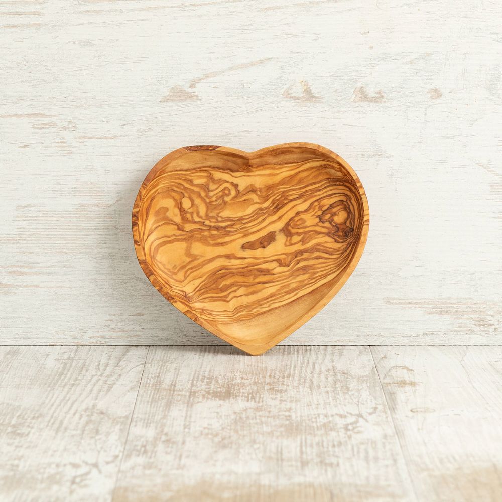 Svuotatasche a cuore in legno d’ulivo personalizzabile artigianale Made in Italy con sfondo neutro