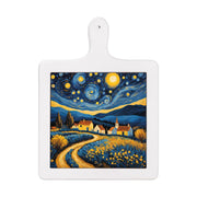 Tagliere in ceramica bianca posizionato verticalmente, con decoro notturno: campo fiorito, villette e cielo blu con stelle vorticose gialle.