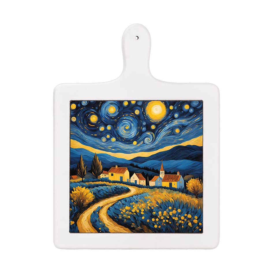 Tagliere in ceramica bianca posizionato verticalmente, con decoro notturno: campo fiorito, villette e cielo blu con stelle vorticose gialle.