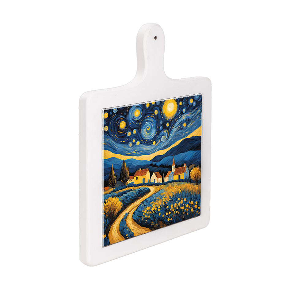 Tagliere in ceramica bianca in posizione verticale e visto di lato, decorato con paesaggio collinare notturno e cielo stellato a spirali.