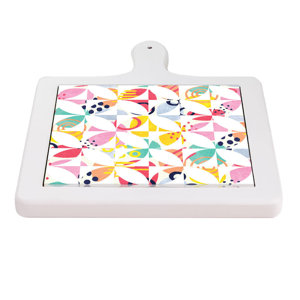 Tagliere orizzontale in ceramica bianca con decoro floreale geometrico, colori pastello vivaci su base bianca.