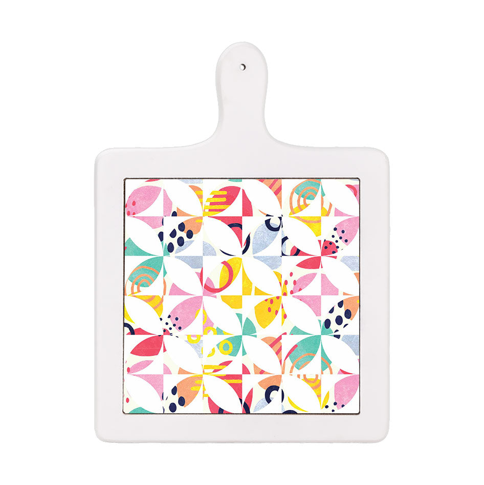 Tagliere verticale in ceramica bianca con vivace decoro geometrico floreale nei toni rosa, giallo, verde e blu.