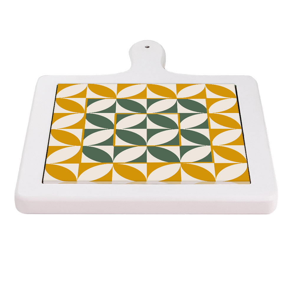 Tagliere orizzontale in ceramica bianca con motivo geometrico ripetuto in verde, ocra e bianco, effetto armonico.