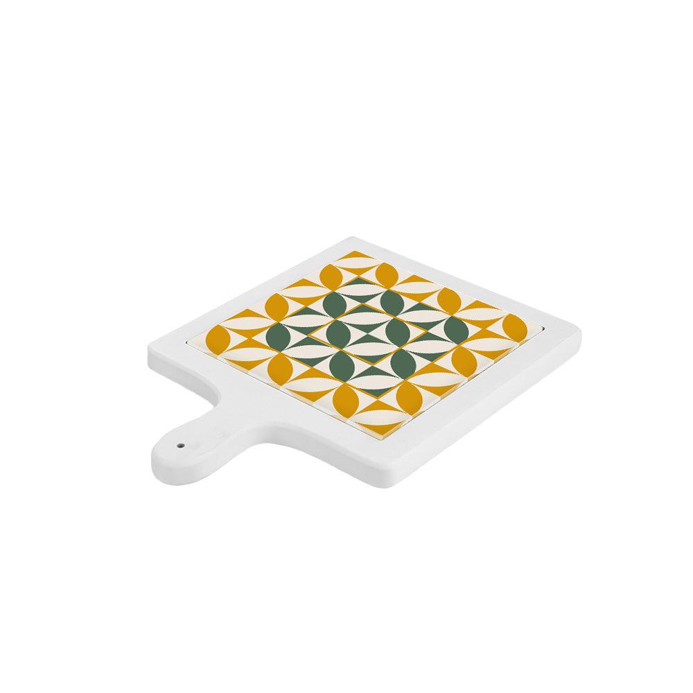 Tagliere in ceramica bianca visto lateralmente e disposto orizzontalmente, con pattern geometrico verde e ocra.
