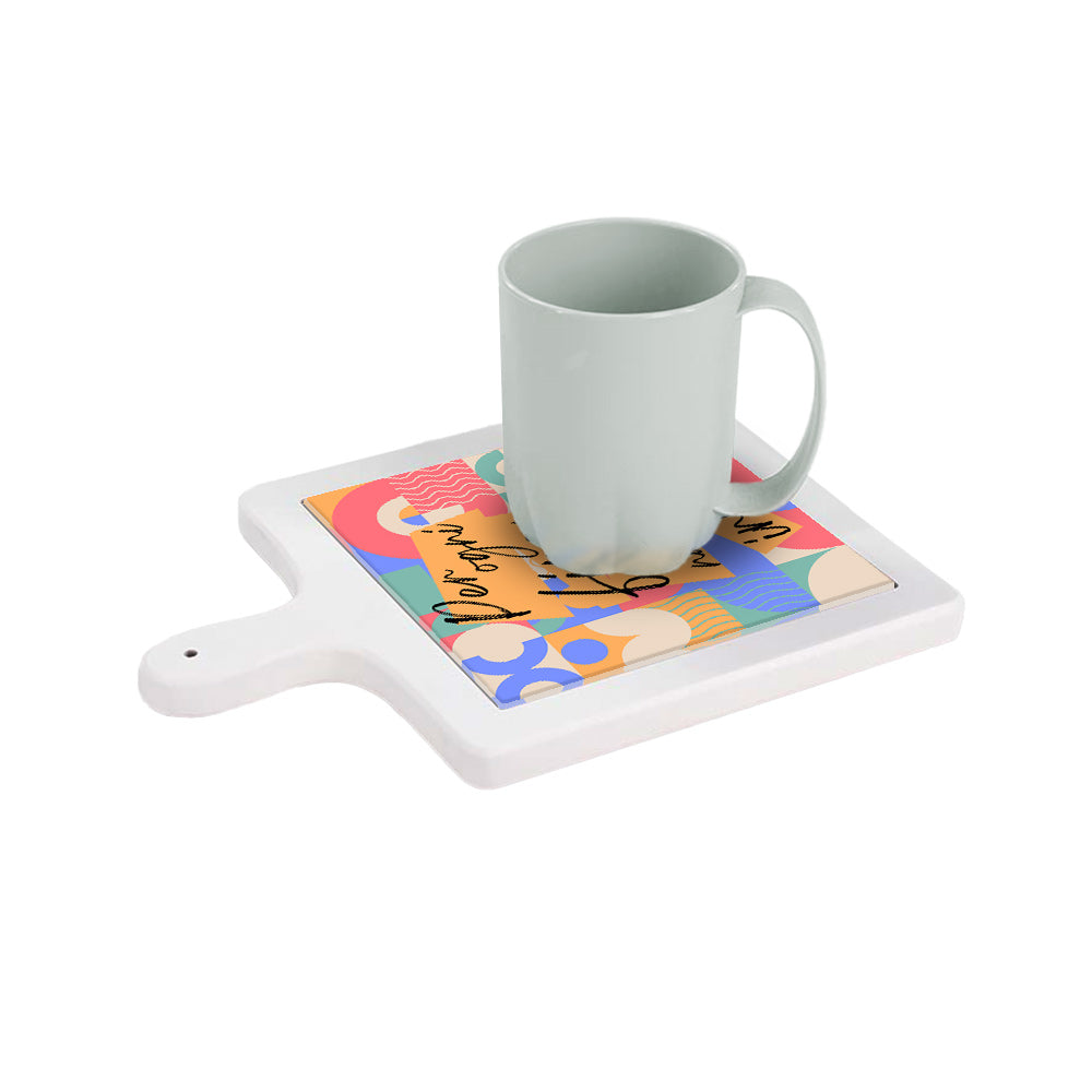 Tagliere orizzontale con tazza, decoro colorato e scritta “Per ogni fine c’è un nuovo inizio” su motivo astratto.