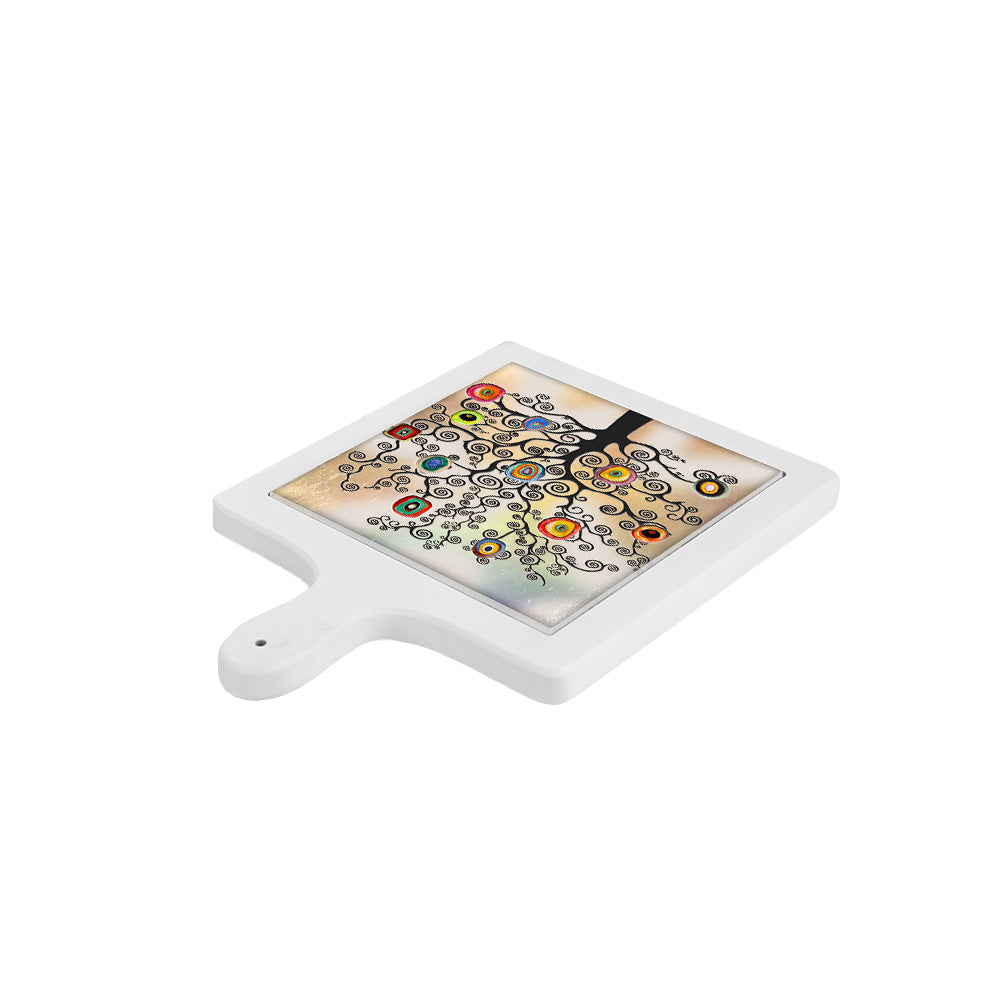 Tagliere in ceramica visto da lato basso, con sfondo sfumato e albero nero dai rami curvi e cerchi colorati.