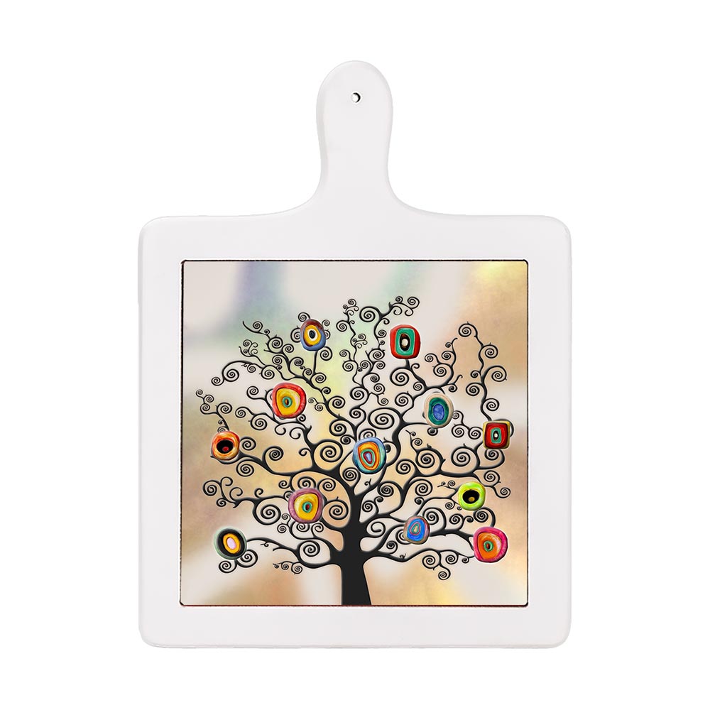 Tagliere da cucina visto frontalmente, decoro albero nero ricco di cerchi colorati su sfondo sfumato beige e verde.