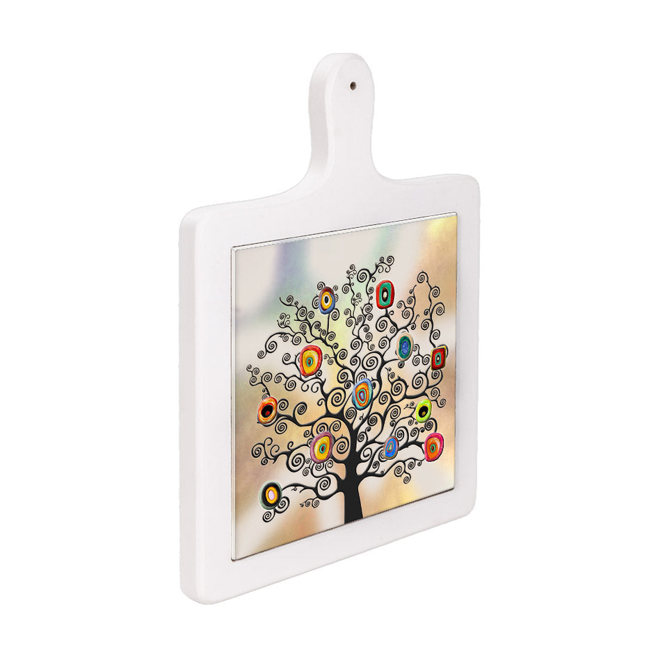 Tagliere in ceramica di lato con albero nero decorato da motivi circolari vivaci su sfondo sfumato chiaro.