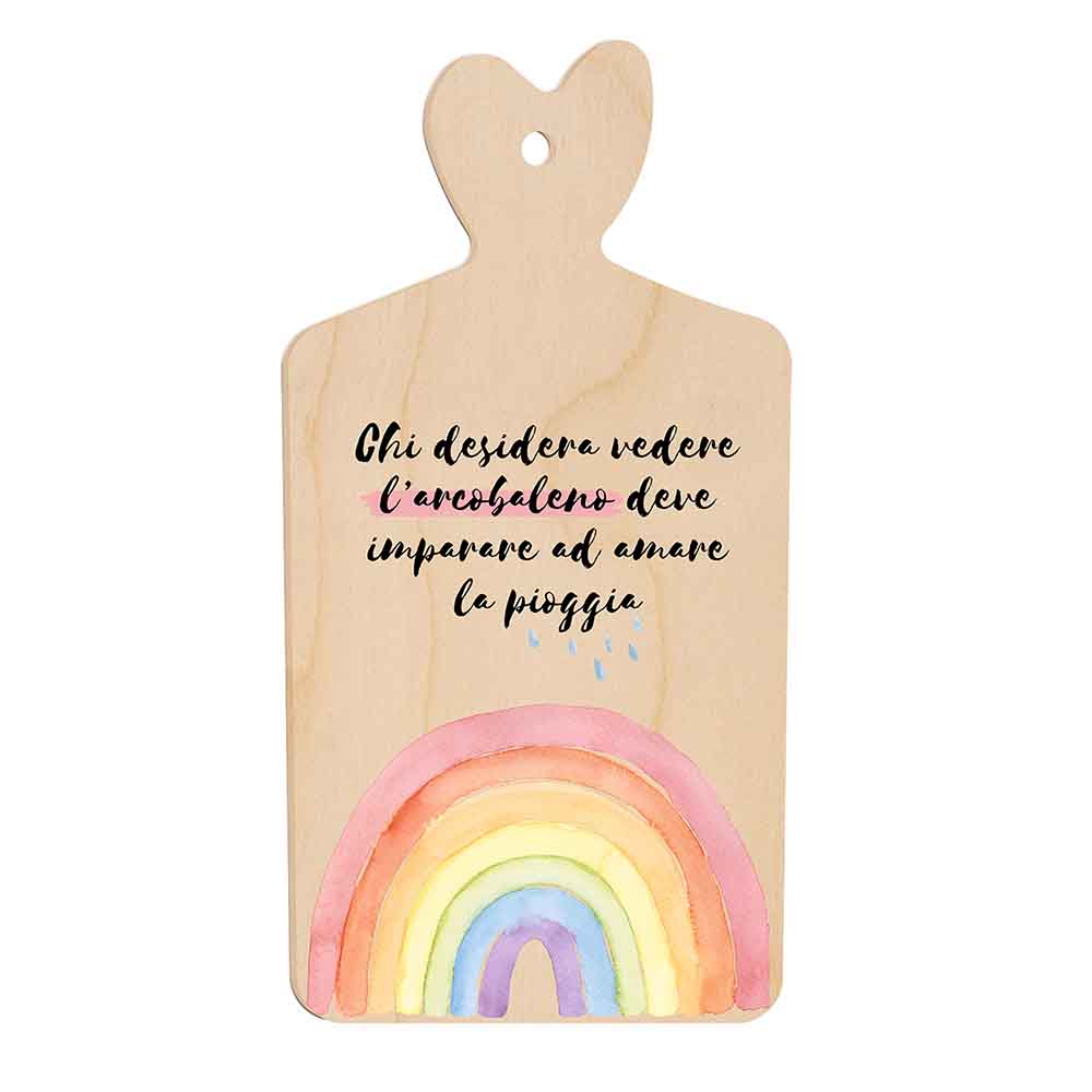 Tagliere in legno decorato da un arcobaleno dai colori pastello e frase delicata sul valore della pioggia e della resilienza, manico a cuore.