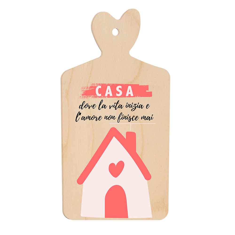 Tagliere in legno con disegno di casetta rossa dal cuore centrale, frase affettiva su famiglia e casa come luogo d'amore eterno, manico a cuore.