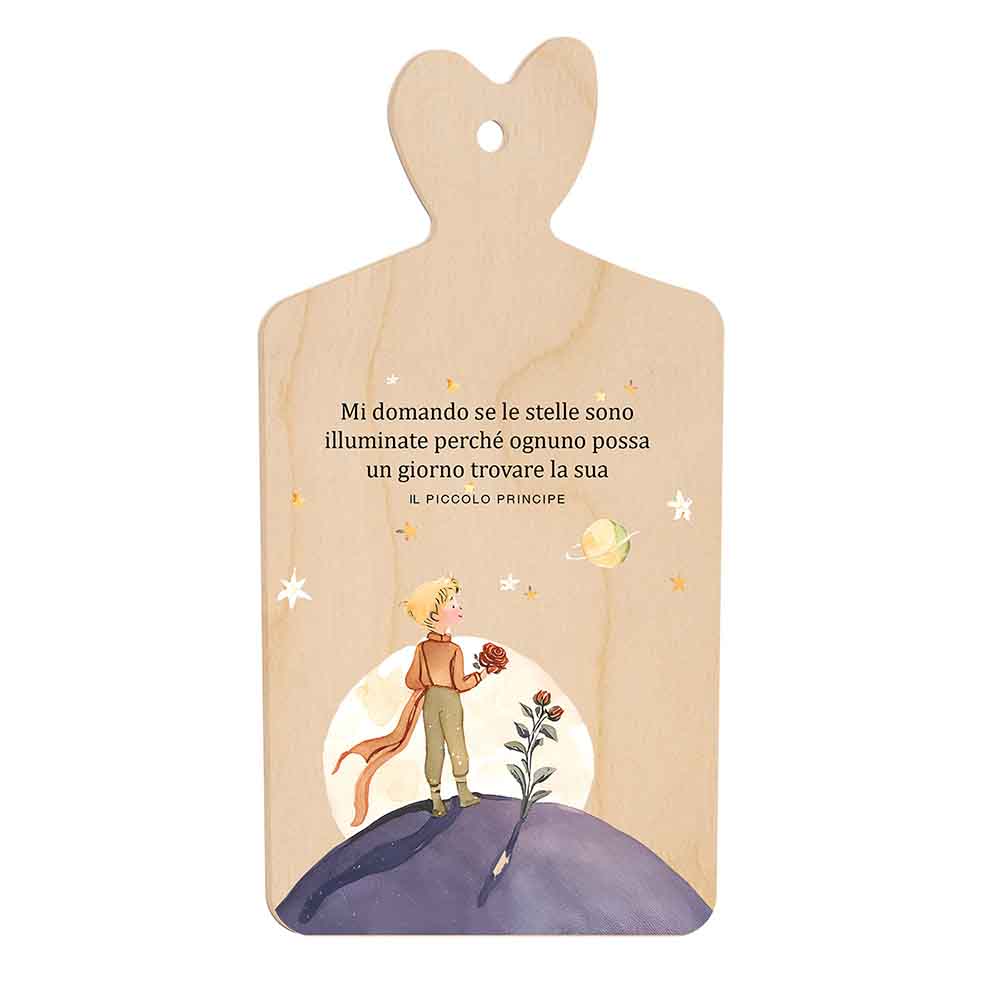 Tagliere in legno illustrato con Piccolo Principe su un pianeta sotto stelle luminose e frase poetica sulla ricerca personale, manico a cuore.