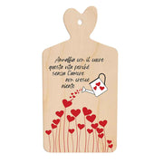 Tagliere in legno decorato con cuori rossi che sbocciano, annaffiatoio con piccoli cuoricini e frase evocativa sull'amore, manico a cuore.