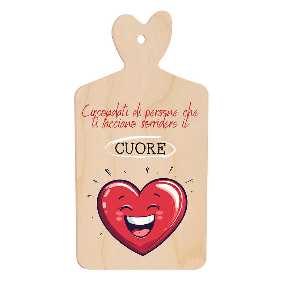 Tagliere in legno con manico sagomato a cuore, decorato da grande cuore rosso sorridente e frase affettuosa sul valore delle persone che danno gioia.