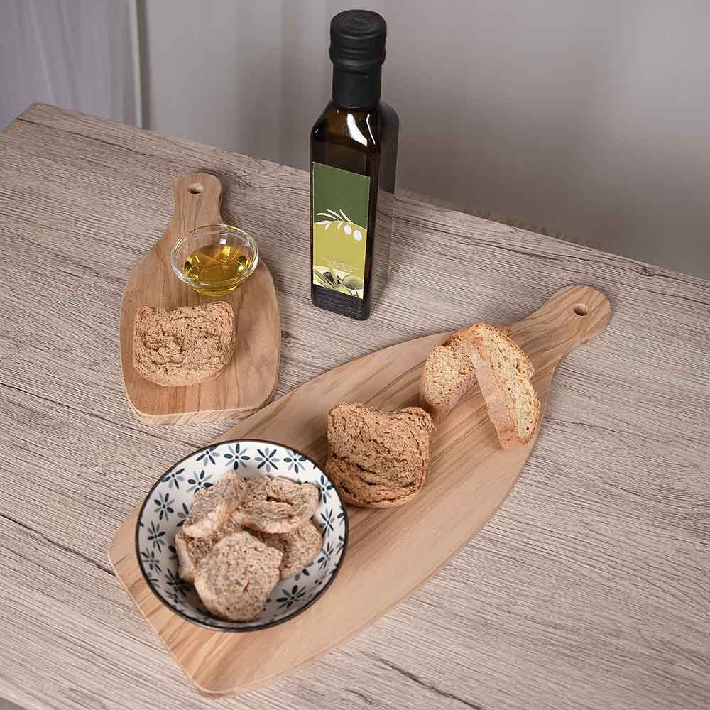 Tagliere in ulivo con friselle e olio, ideale per servire pane fragrante o snack rustici, mettendo in risalto il calore e l'autenticità del legno.
