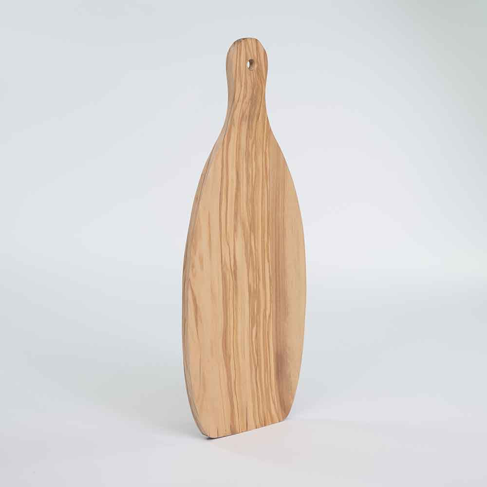 Vista laterale di un tagliere in ulivo bombato medio, con spessore robusto e bordi lisci, garantendo resistenza e uno stile raffinato in cucina.
