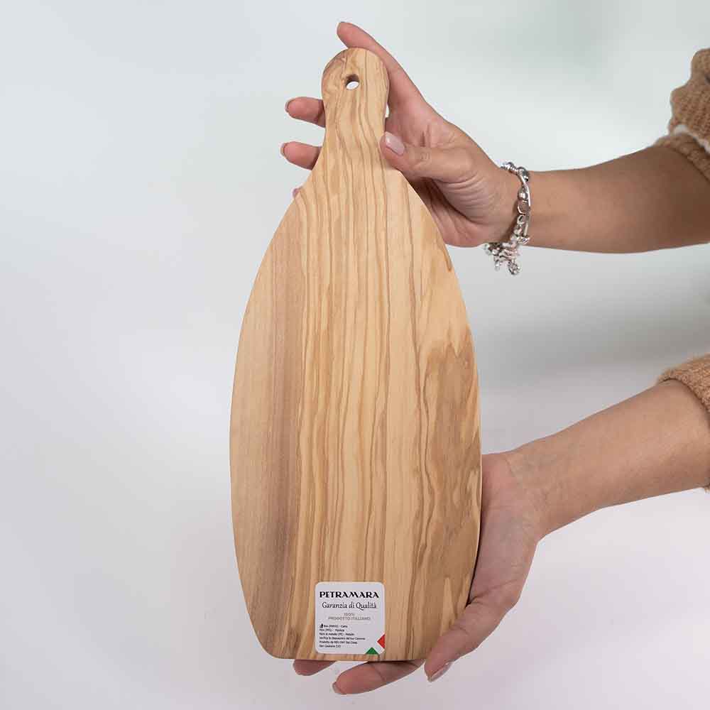 Retro di un tagliere in ulivo bombato medio, con venature naturali a vista e finitura liscia, perfetto per un tocco rustico ed elegante in tavola.