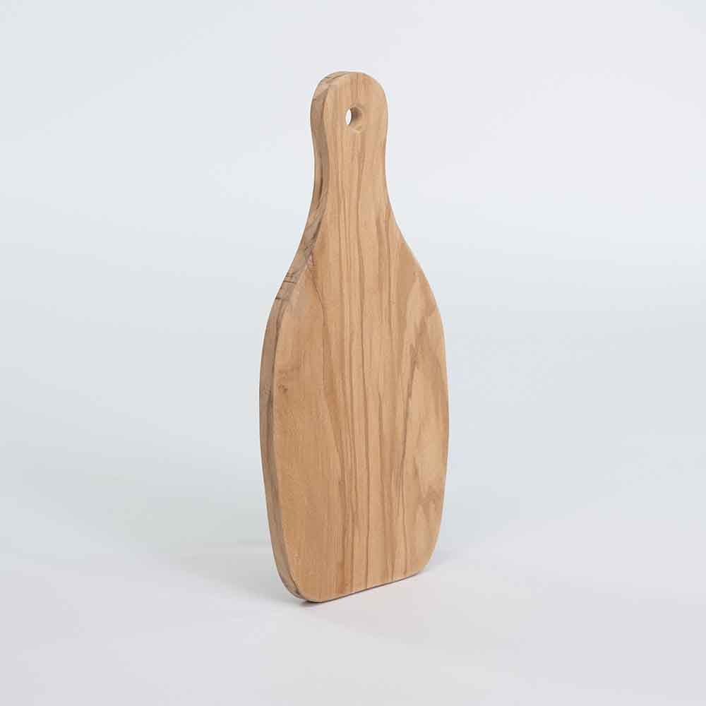 Vista laterale di un tagliere in ulivo bombato piccolo, evidenziando il bordo arrotondato, lo spessore solido e la qualità artigianale del legno.