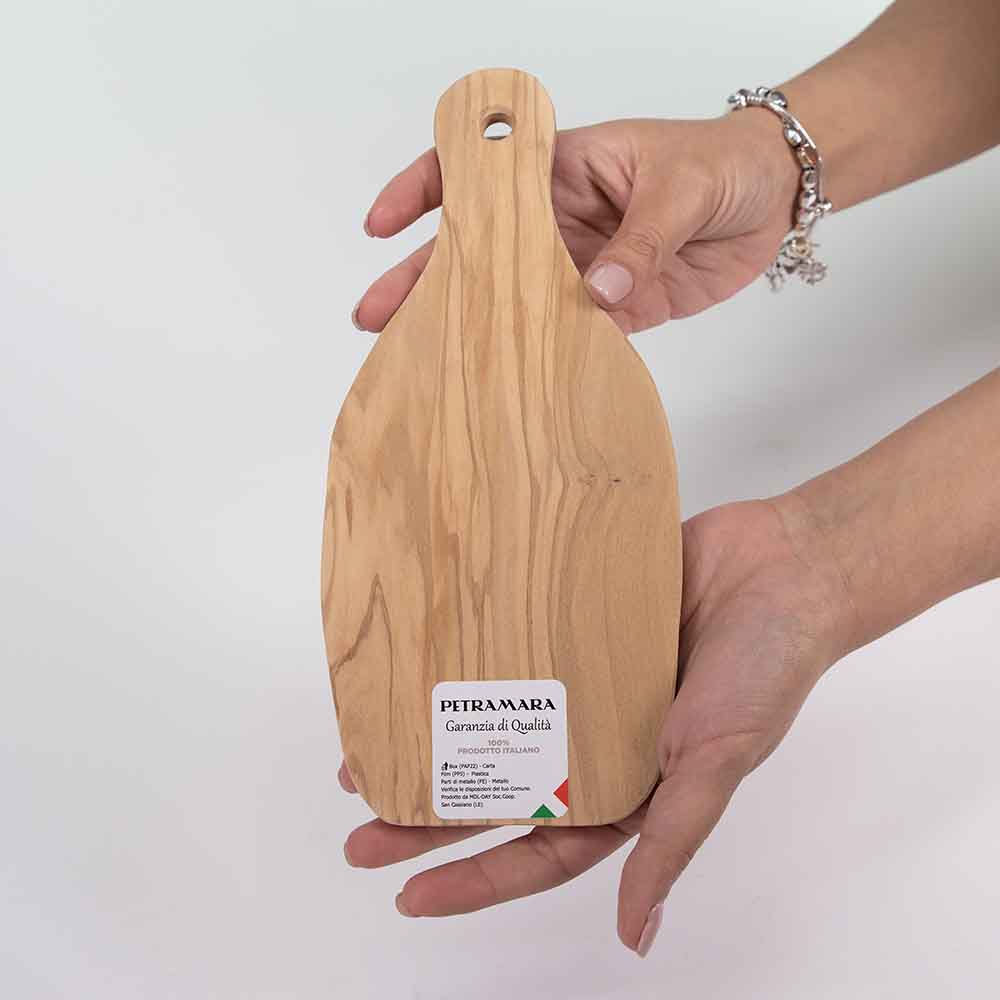 Retro di un tagliere in ulivo bombato piccolo, con superficie levigata e venature naturali che rendono ogni pezzo unico.