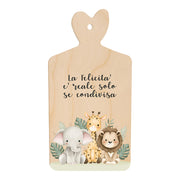 Tagliere in legno a forma di cuore con frase “La felicità è reale solo se condivisa” e illustrazione dolce di elefante, giraffa e leone in stile cartoon.