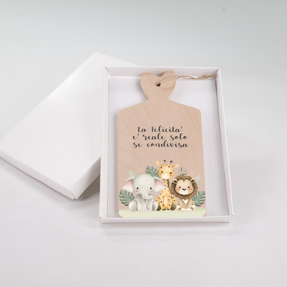 Tagliere in legno con cuccioli di elefante, giraffa e leone in stile acquarello e frase "La felicità è reale solo se condivisa", in scatola bianca.