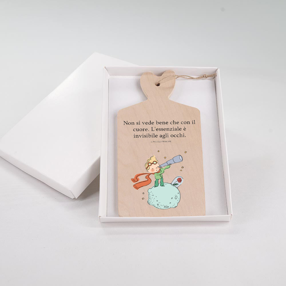Tagliere in legno con illustrazione del Piccolo Principe sul suo pianeta con telescopio e frase "L'essenziale è invisibile agli occhi".