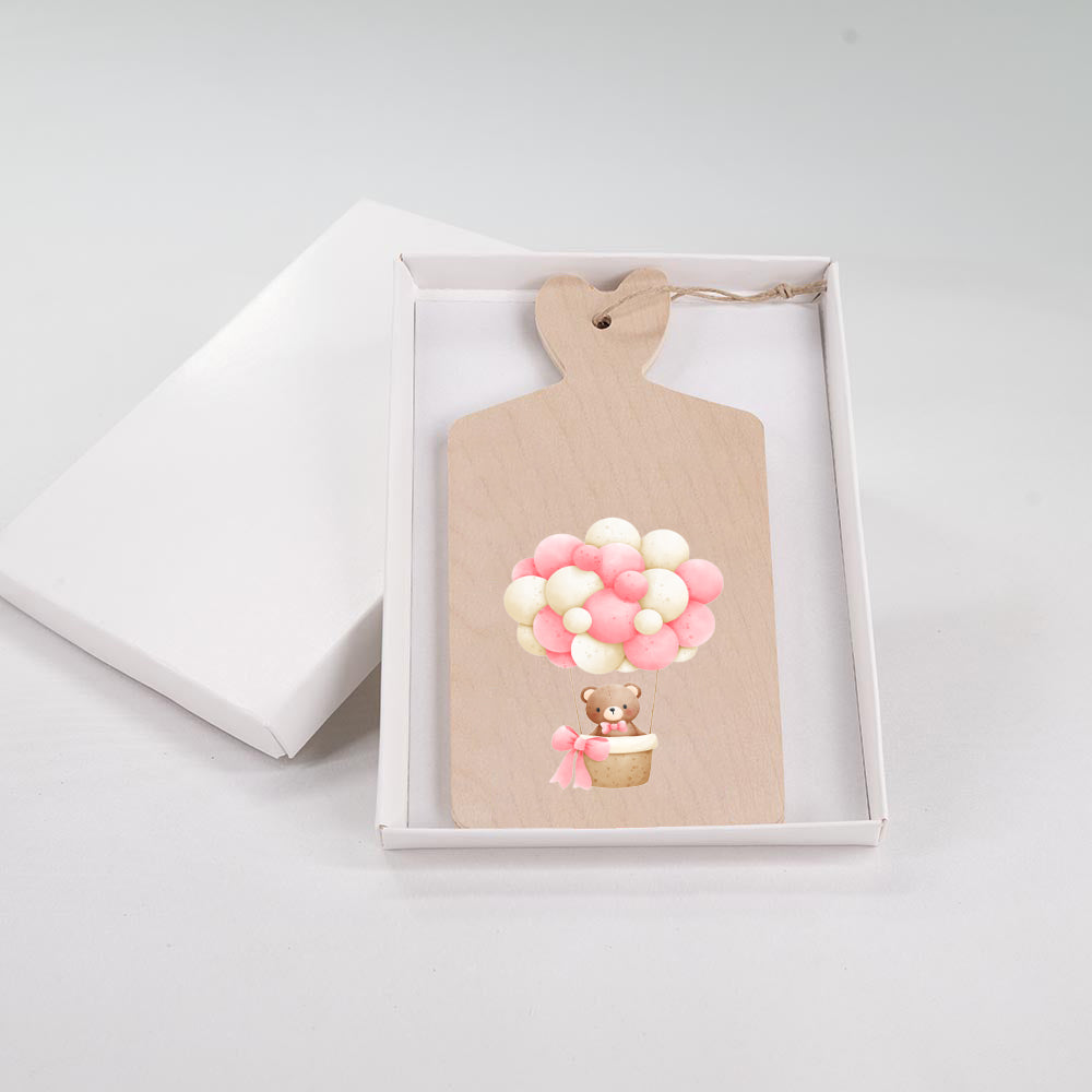 Tagliere decorativo in legno con orsetto in mongolfiera di palloncini rosa e bianchi con fiocco rosa, in scatola regalo bianca.