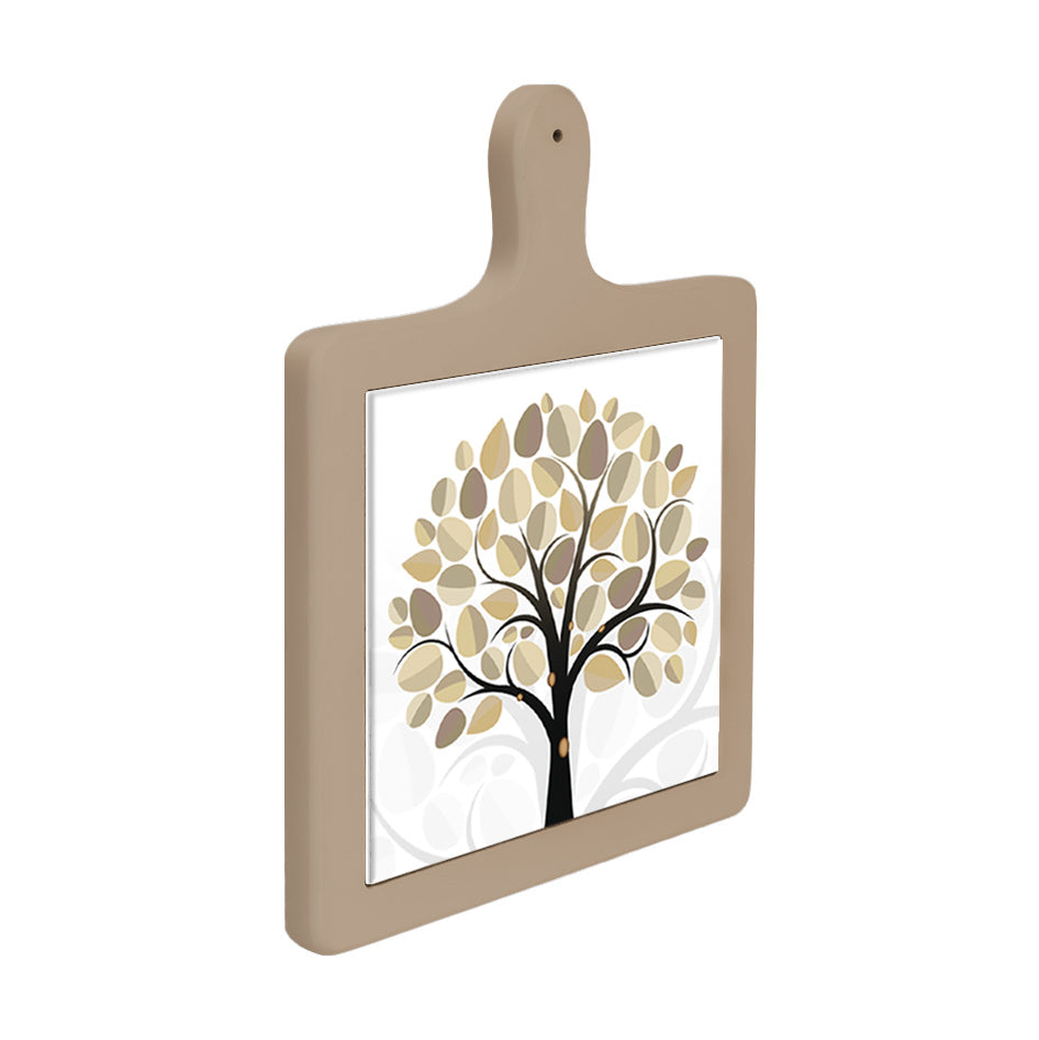 Tagliere quadrato beige visto di lato in verticale con decorazione centrale ad albero dai rami pieni di foglie beige.