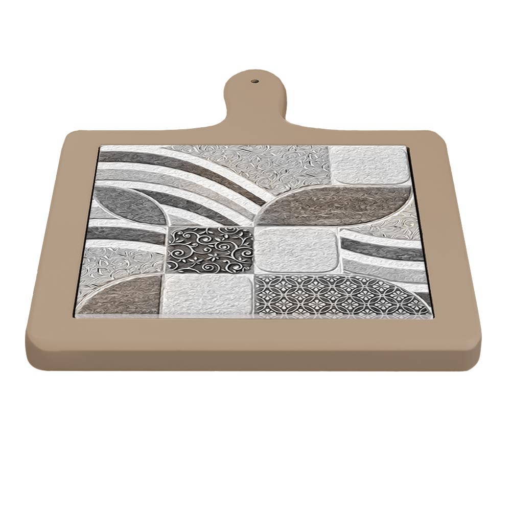 Tagliere in ceramica visto frontalmente in posizione orizzontale, mosaico decorativo con elementi curvi, foglie e motivi grigi.