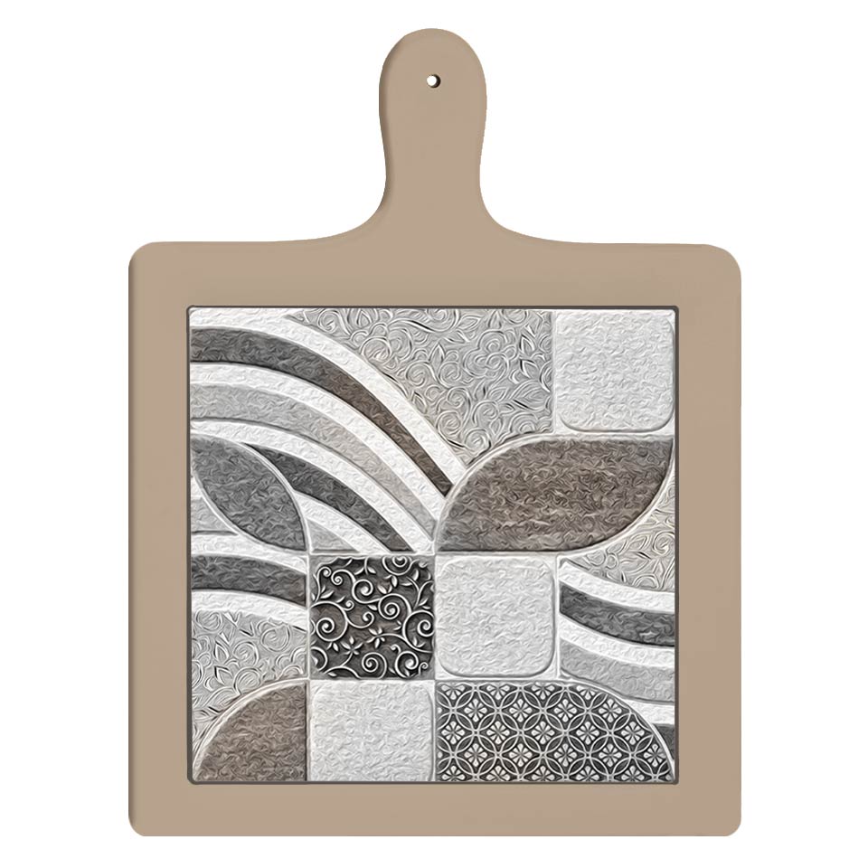 Tagliere in ceramica posizionato frontalmente in verticale, con manico e mosaico centrale dai motivi curvilinei e fogliati neutri.