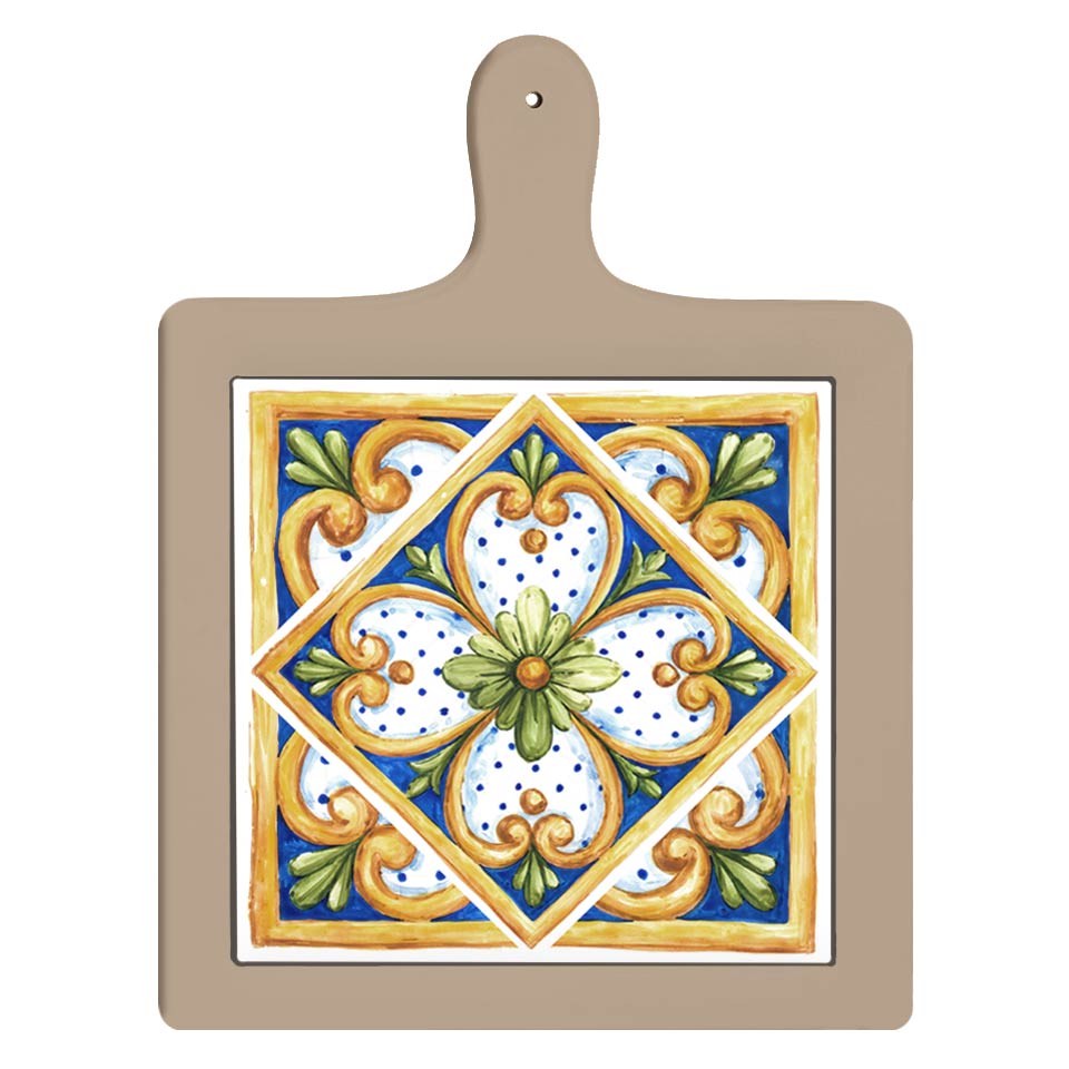 Tagliere con manico in ceramica beige in verticale, decorato con maiolica centrale a fiore verde e volute giallo oro su sfondo blu.