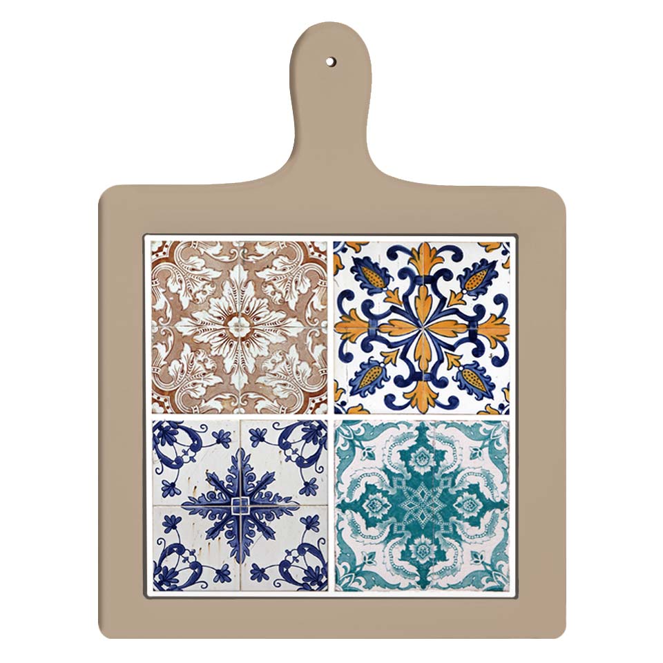 Tagliere con manico in ceramica beige in verticale, con quattro piastrelle maiolica dai colori vivaci: blu, terracotta, senape e turchese.