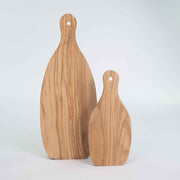 Due taglieri in ulivo bombato di diverse dimensioni affiancati, evidenziando le venature uniche e la lavorazione artigianale.