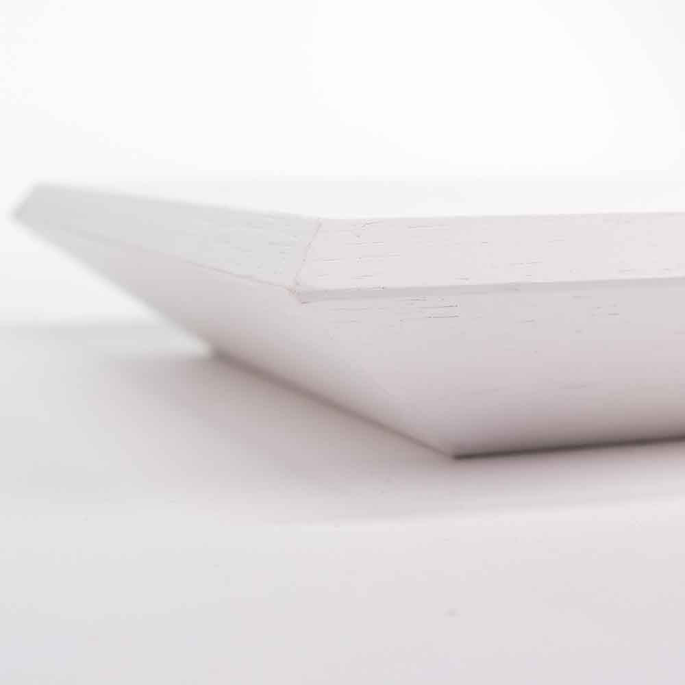 Dettaglio del vassoio in legno con ceramica, evidenziando l'incontro tra il bordo in legno e la ceramica con il suo decoro raffinato.