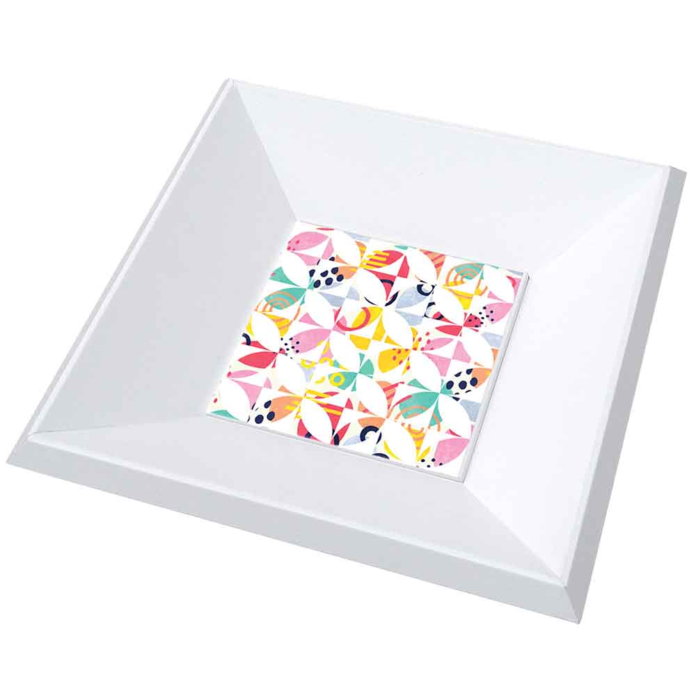 Vassoio in legno con ceramica decorata con motivi geometrici colorati, intrecci di forme circolari e dettagli astratti in tonalità vivaci.